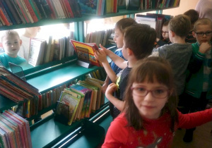 Przedszkolaki zwiedziły bibliotekę